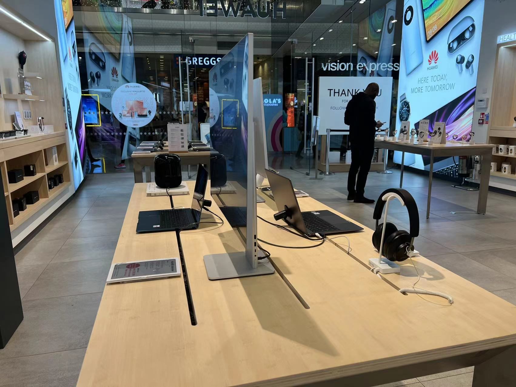 Electronics retail store using digital product labels