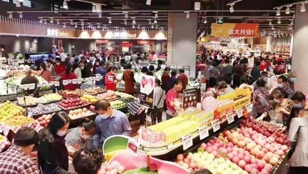 Busy supermarket produce area using electronic shelf labels